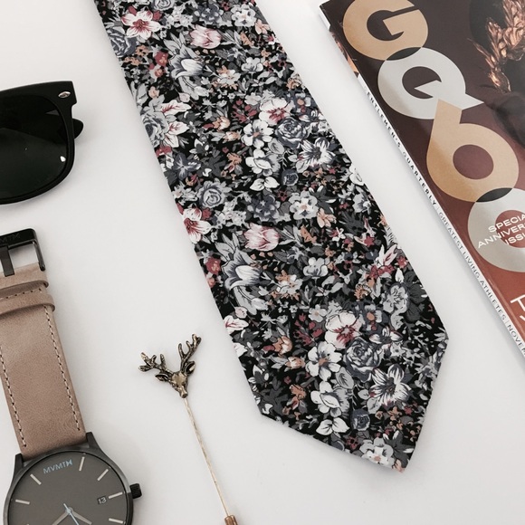 Men's Retro Style Black Floral Necktie - Picture 3 of 3
